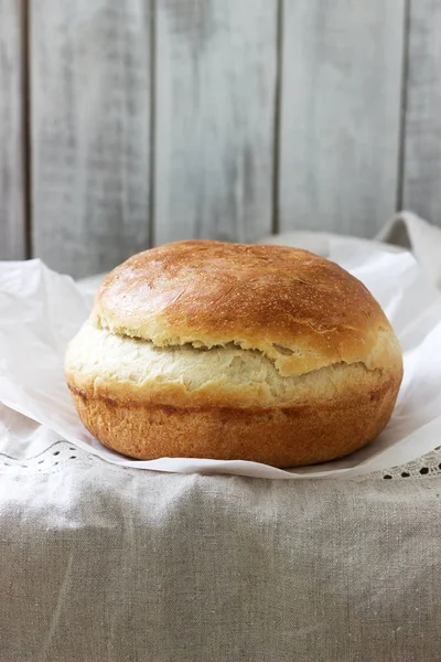 Pan de levadura de trigo casero fresco sobre un mantel de lino. Estilo rústico . —  Fotos de Stock