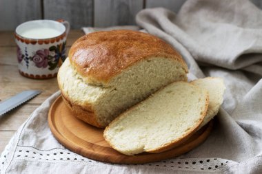 Bir keten masa örtüsü üzerinde taze ev yapımı buğday Maya ekmek. Rustik tarzı.