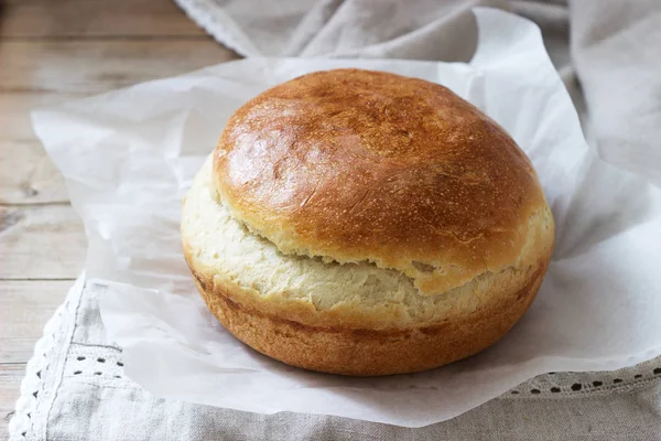 Pan de levadura de trigo casero fresco sobre un mantel de lino. Estilo rústico . —  Fotos de Stock