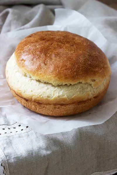 Pan de levadura de trigo casero fresco sobre un mantel de lino. Estilo rústico . —  Fotos de Stock