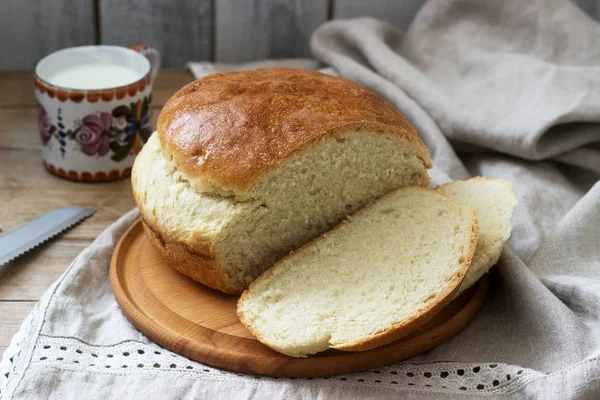 Čerstvý domácí chléb z kvasinek na plátěném ubrus. Rustikální styl. — Stock fotografie