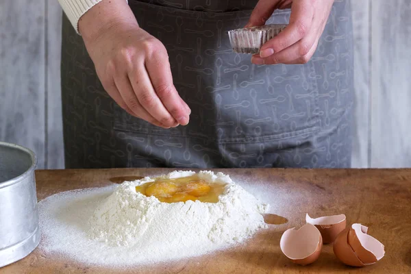 Женщина делает домашнюю лапшу из муки, яиц и соли. Сельский стиль . — стоковое фото