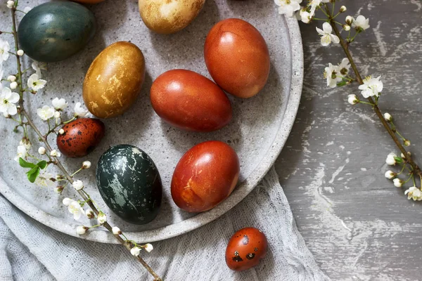 Великодні яйця, пофарбовані натуральними барвниками, капустою, ромашкою, гібіскусом та цибулею шкіркою . — стокове фото