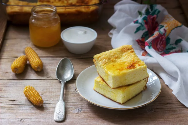 Традиційний румунський або молдавський сир запіканка з кукурудзяним фураж, подається з медом і сметаною. — стокове фото