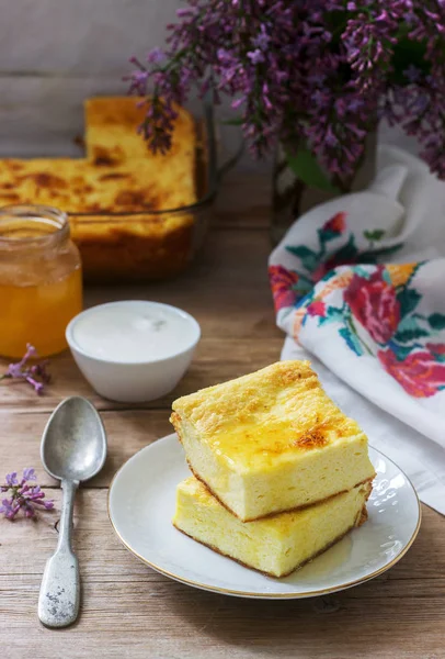 Традиційний румунський або молдавський сир запіканка з кукурудзяним фураж, подається з медом і сметаною. — стокове фото