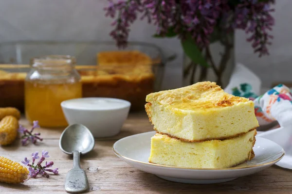 Cazuela de requesón tradicional rumana o moldava con harina de maíz, servida con miel y crema agria . — Foto de Stock