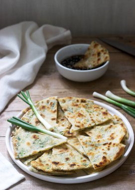 Ev yapımı iştah açıcı taze soğan ve bir demet yeşil soğan. Rustik stil.