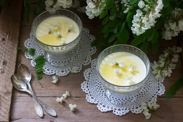 Panna Cotta met Robinia smaak, geserveerd met honing en witte Robinia bloemen. Rustieke stijl. — Stockfoto