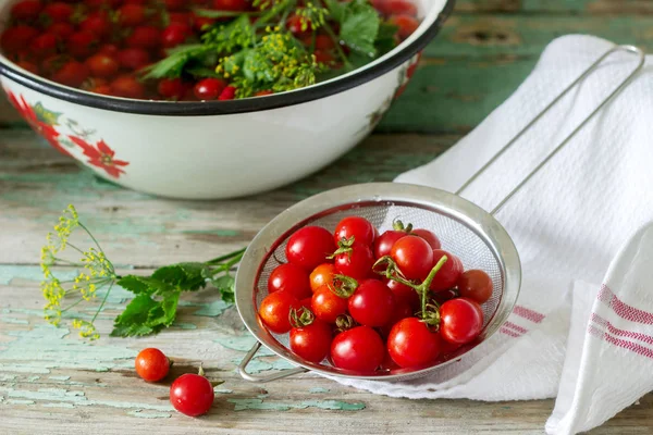 Спелые помидоры черри, листья сельдерея и укроп, ингредиенты для консервирования на деревянном фоне . — стоковое фото