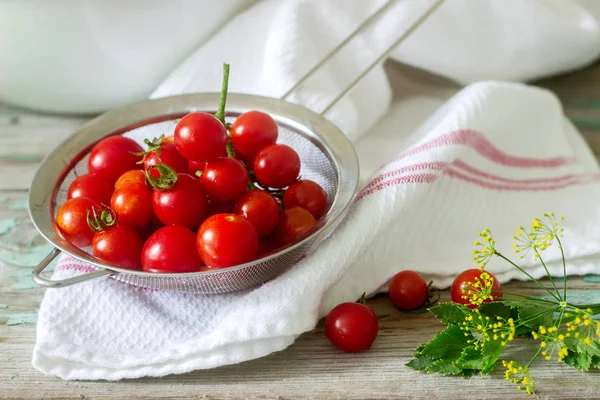 Спелые помидоры черри, листья сельдерея и укроп, ингредиенты для консервирования на деревянном фоне . — стоковое фото