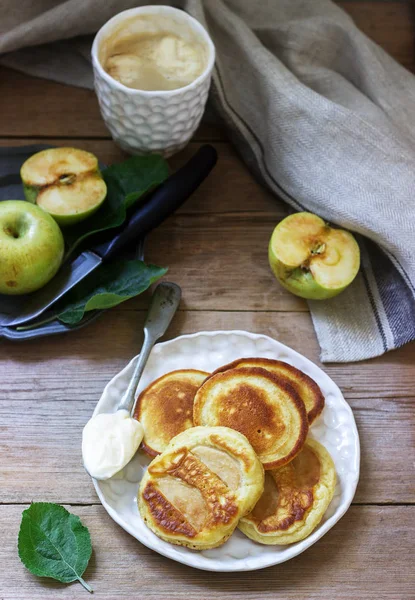 Domácí jablky s kyselou smetanou, kávou a zelenými jablky na dřevěném podkladu. Rustikální styl. — Stock fotografie