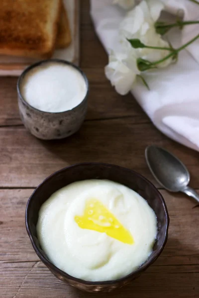 Sarapan buatan sendiri dari bubur semolina, kopi dengan susu dan roti panggang di latar belakang kayu. Gaya Rustik . — Stok Foto