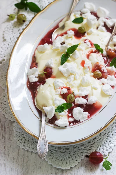 Eton mess, traditionell engelsk dessert med krusbär, vispad grädde och maräng på en ljus bakgrund. Rustik stil. — Stockfoto