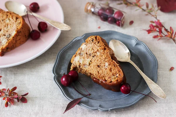 Tarta de manzana con nueces, decorada con caramelo salado y pequeñas manzanas rojas. Estilo rústico . — Foto de Stock