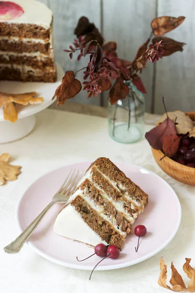 Apple cake with cream, decorated with small apples against the background of autumn composition. Rustic style. — Stock Photo, Image