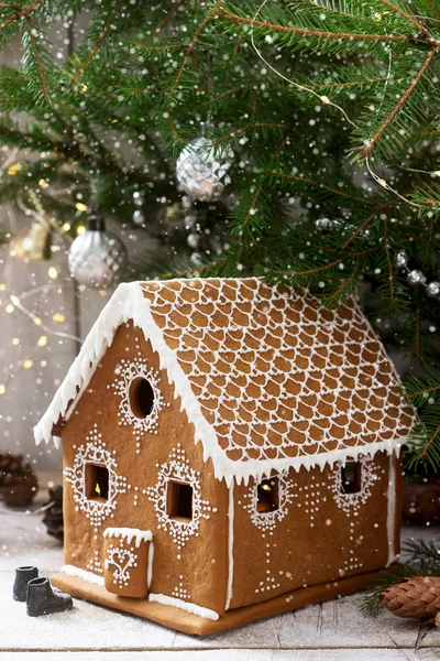 姜饼屋和圣诞树在明亮的背景。散效果. — 图库照片