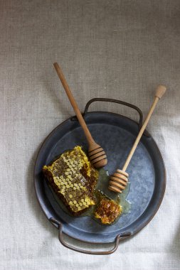 Keten masa örtüleri üzerinde bir tarak tepsiüzerinde bal tarak. Rustik stil.