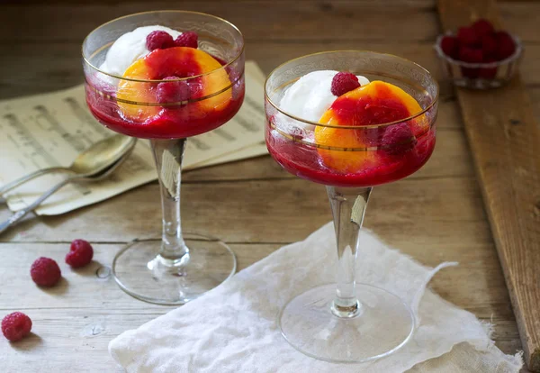 Helado, melocotón y salsa de frambuesa postre dedicado a la cantante de ópera australiana Melba. Estilo rústico . —  Fotos de Stock