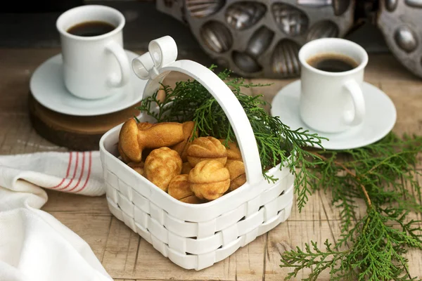 Ev yapımı kurabiye kurabiye çeşitli şekillerde dolu arka plan köknar şube ve çelenk karamel ile.