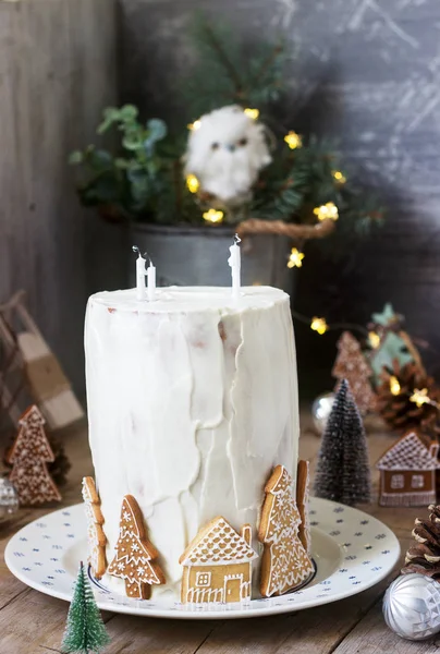 Домашний медовый торт со сметаной, украшенный пряничным хлебом. Сельский стиль . — стоковое фото