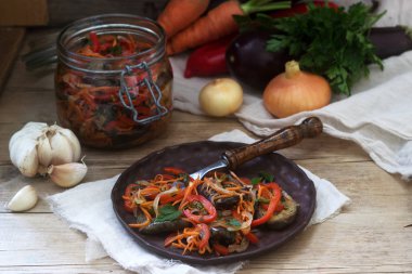 Patlıcan, tatlı biber, havuç ve soğan ve sebze sebze salatası ahşap bir arka plan üzerinde salata için sebze salatası.