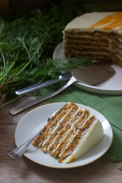 Морквяний торт, шматочки торта з сирним кремом і морквою на дерев'яному фоні. русичний стиль . — стокове фото