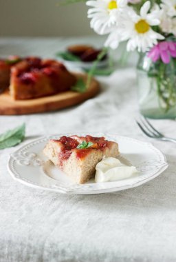 Karamelize Erik, Erik ve bir buket çiçek masanın üzerine tatlı pasta. Rustik tarzı.