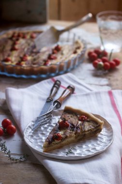 Sebzelerle doldurulmuş turta, ahşap arka planda süzme peynir ve krema. Kırsal biçim.