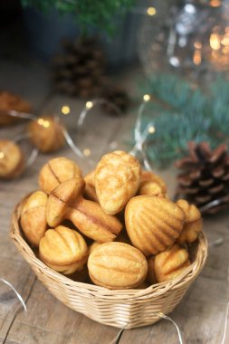 Ev yapımı kurabiye kurabiye çeşitli şekillerde dolu arka plan köknar şube ve çelenk karamel ile.