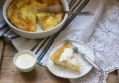Banitsa, peynir, ekşi süt ve yumurtayla doldurulmuş geleneksel bir Bulgar veya Balkan filo pastası. Kırsal biçim.