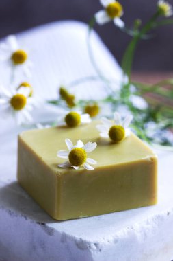 Şifalı bitkilerle, çiçeklerle ve havluyla el yapımı sabun..