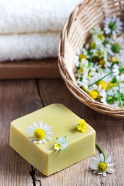 Şifalı bitkilerle, çiçeklerle ve havluyla el yapımı sabun..