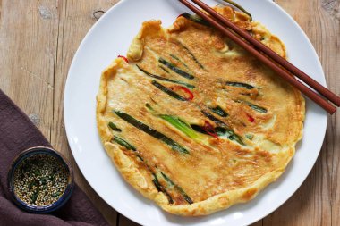 Geleneksel Kore börekleri, yeşil soğan ve soya sosuyla servis edilen biberli. Seçici odak.