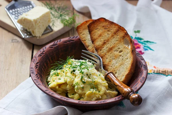 Omletă tradițională moldovenească sau românească cu brânză, servită cu pâine pe o suprafață de lemn. Stilul rustic . — Fotografie, imagine de stoc