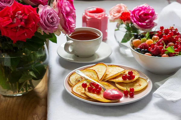 ベリーカード付きのカードパンケーキは バラの花束で飾られたテーブルの上にお茶を添えています 選択的焦点 — ストック写真