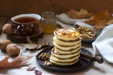 Bal, fındık ve çayla yapılmış vejetaryen kahvaltısı. Sonbahar natürmort, seçici odaklanma.