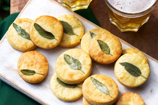 Galletas Saladas Con Salvia Cerveza Taburete Madera Enfoque Selectivo —  Fotos de Stock