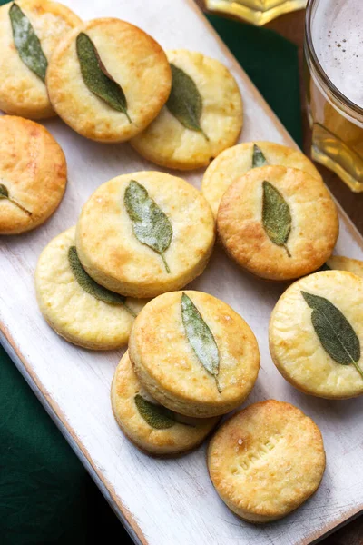 Galletas Saladas Con Salvia Cerveza Taburete Madera Enfoque Selectivo —  Fotos de Stock