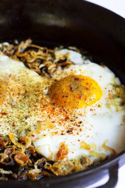 Fırında yumurta, soğan ve baharat, dökme demir tavada..