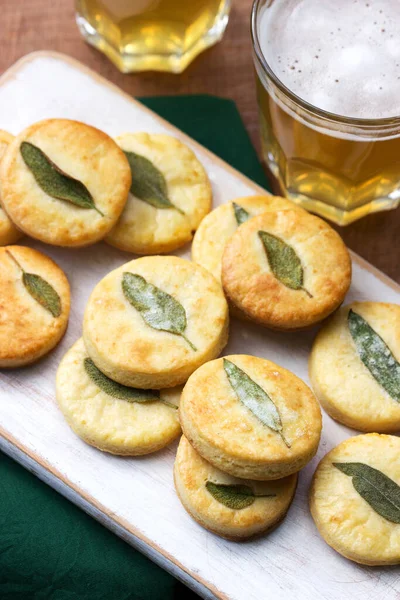 Galletas Saladas Con Salvia Cerveza Taburete Madera Enfoque Selectivo —  Fotos de Stock