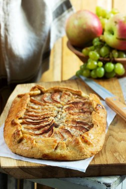 Streusel ve taze meyveli ev yapımı elmalı turta. Kırsal biçim, seçici odak.