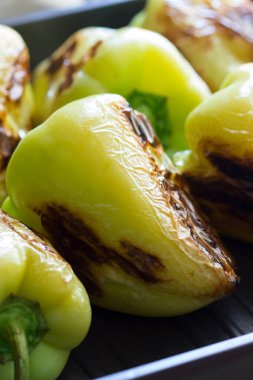 Izgarada kızartılmış dolmalık biber. Seçici odak.