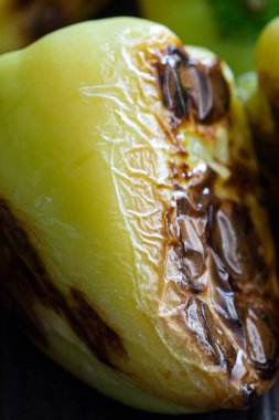 Izgarada kızartılmış dolmalık biber. Seçici odak.