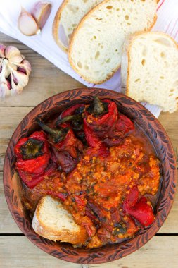 Domates ve ekşi krema soslu tatlı biber, bazı Avrupa ülkelerinde geleneksel bir yemektir. Kırsal biçim.