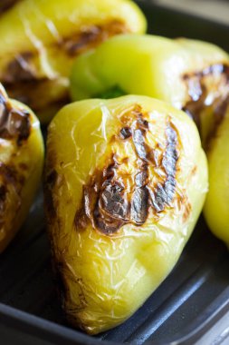 Izgarada kızartılmış dolmalık biber..