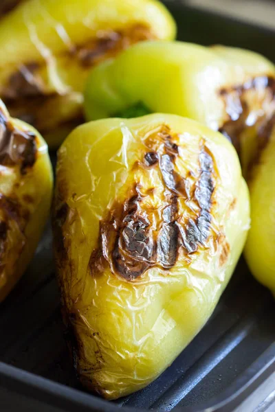 Izgarada kızartılmış dolmalık biber..