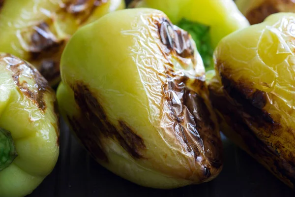 Izgarada kızartılmış dolmalık biber. Seçici odak.