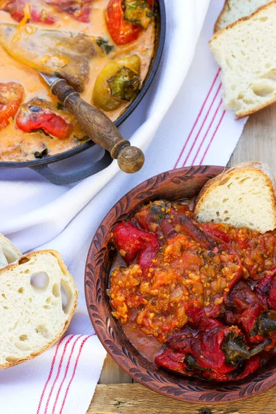 Domates ve ekşi krema soslu tatlı biber, bazı Avrupa ülkelerinde geleneksel bir yemektir. Kırsal biçim, seçici odak.