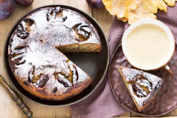 Tarta de ciruela con nueces y chocolate sobre un fondo de madera. Estilo rústico. — Foto de Stock