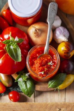 Sıcak domates sosu, adjika, salsa, passata veya marinara. Etle servis yapmak ya da diğer yemekleri pişirmek için konserve sebze sosu. Seçici odak.